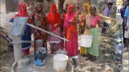 छिबरामऊ: कसावा के वाल्मीकि मोहल्ले में दो वर्षों से खराब सरकारी हैंड पंप के खिलाफ महिलाओं ने किया विरोध प्रदर्शन, जताई नाराजगी
