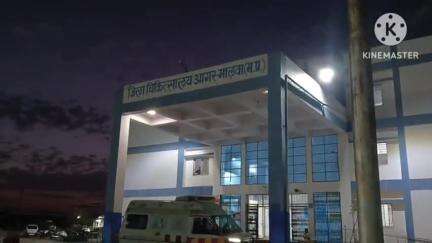 आगर: कुंडीखेड़ा रोड पर बाइक फिसलने से तीन लोग घायल, जिला अस्पताल में भर्ती