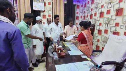बीना: नई बस्ती कब्रिस्तान में विभिन्न कार्यों को लेकर मुस्लिम समुदाय ने नगर पालिका में सौंपा ज्ञापन