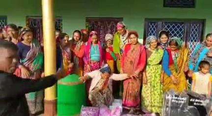 पोखरी: नैल सिदेली गुडम कुलेन्डू में जिला पंचायत प्रशासक ने महिला मंगल दलों को सांस्कृतिक सामग्री का वितरण किया