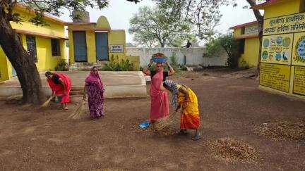 पलारी: खैरी में महिलाओं द्वारा स्वच्छता का दिया जा रहा संदेश, प्रतिदिन 3 घंटे चौक-चौराहों सहित कई जगहों की होती है सफाई