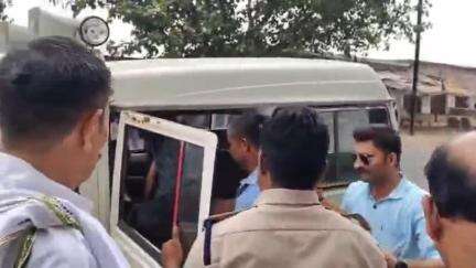 ज़िला लवकुशनगर बनाने की मांग कर रहे युवाओं को गौरिहार जाते समय पुलिस ने किया गिरफ्तार