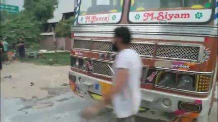 खुर्जा: खुर्जा के गाँव टैना में हाई टेंशन लाइन से टकराने पर इन्सुलेटर से भरे ट्रक में लगी आग