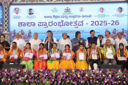 ಗೌರಿಬಿದನೂರು: ನಗರದ ಎಸ್ಎಸ್ಇಎ ಸರ್ಕಾರಿ ಪದವಿಪೂರ್ವ ಕಾಲೇಜಿನ ವಿದ್ಯಾರ್ಥಿಗೆ ಬೆಂಗಳೂರಿನಲ್ಲಿ ಸಿಎಂ ಸಿದ್ಧರಾಮಯ್ಯ ಮತ್ತಿತರ ಗಣ್ಯರಿಂದ ಸನ್ಮಾನ