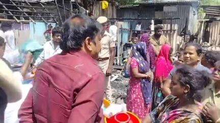 பெரம்பூர்: வியாசர்பாடி உதயசூரியன் நகரில் தீ விபத்தில் பாதிக்கப்பட்ட மக்களுக்கு அதிமுக வடசென்னை வட கிழக்கு மாவட்ட செயலாளர் வீட்டுக்கு தேவையான பொருட்கள் வழங்கினார்