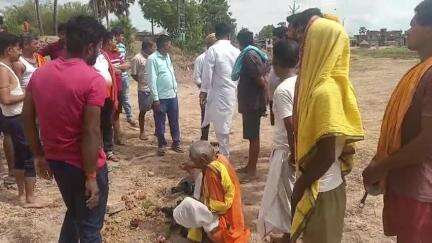 गोविंदपुर: हरनाबेला गांव में छठ घाट का शिलान्यास, मुखिया मनोज कुमार और आंनदी यादव ने नारियल फोड़कर किया शुभारंभ