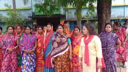 বলরামপুর: রাঙাডি গ্রামে মদ বিক্রি বন্ধের দাবিতে পথে নামলেন মহিলারা, বলরামপুর বিডিও,ওসি ও আফগারী ওসি কে লিখিত অভিযোগ