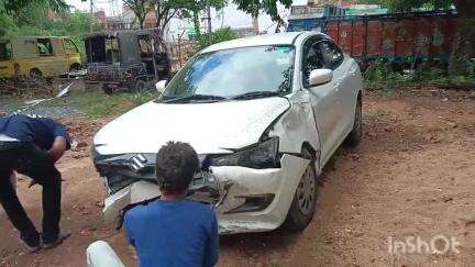 गावां: आलमपुर में अनियंत्रित कार ने बिजली के खंभे को मारी टक्कर, कोई घायल नहीं