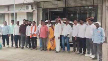 शिंदखेडा: मा जि.प.सदस्य निकम यांच्यावर खोटे गुन्हे दाखल केल्याच्या निषेधार्थ महाविकास आघाडीच्या वतीने करण्यात आले निदर्शने.