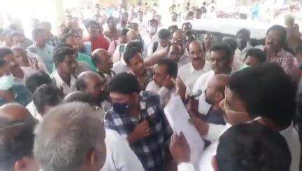 ఉమ్మడి తూర్పుగోదావరి జిల్లా ప్రాతిపదికన హెల్త్ అసిస్టెంట్లకు బదిలీలు చేపట్టాలని నగరంలో నిరసన