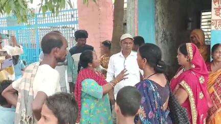 हसनगंज: ग्रामीणों की शिकायत पर जिला परिषद सदस्य व मुखिया ने प्राथमिक विद्यालय मुजफ्फरटोला का औचक निरीक्षण किया