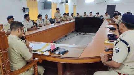 मोतिहारी: मोतीहारी के एसपी ने जिला के सभागार में की समीक्षात्मक बैठक, दिए आवश्यक निर्देश
