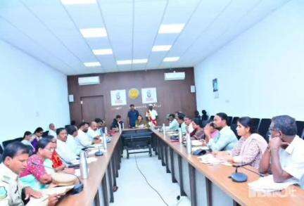 జిల్లా కలెక్టర్ కార్యాలయంలో వివిధ శాఖల అధికారులతో సమీక్ష సమావేశంలో పాల్గొన్న జిల్లా కలెక్టర్