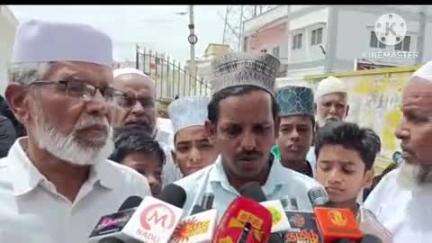 அரவக்குறிச்சி: பள்ளப்பட்டியில் நிலத்தடி நீர் மஞ்சள் நிறமாக வருவதாகவும் ஆணையரிடம் பொதுமக்கள் கோரிக்கை மனு