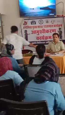 नदबई: नदबई अस्पताल में खण्ड कार्यालय के मीटिंग हॉल में आयोजित हुई मासिक समीक्षा बैठक