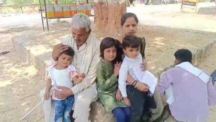 महोबा: किल्हौवा गांव में दहेज की मांग पर पति ने की मारपीट, ससुरालियों ने महिला को बच्चों समेत घर से निकाला