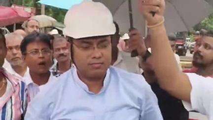 করিমগঞ্জ: বদরপুর ঘাটের গ্যামেন সেতুর মেরামতির কাজ পরিদর্শন করলেন রাজ্যের পশু পালন ও পশু চিকিৎসা মীন ও পূর্ত বিভাগের মন্ত্রী