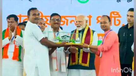 আলিপুরদুয়ার ১: প্যারেডে গ্রাউন্ডে জনসভায় প্রধানমন্ত্রীকে হাতি,গন্ডারের মূর্তি উপহার বিজেপির নেতাদের,দেওয়া হলো মদনমোহন মন্দিরের ছবিও