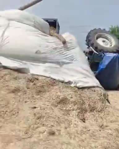 बिल्हौर: कानपुर अलीगढ़ हाईवे पर भूसे से भरी ट्रैक्टर ट्राली अनियंत्रित होकर पलटी, किसान और चालक ने कूदकर बचाई जान