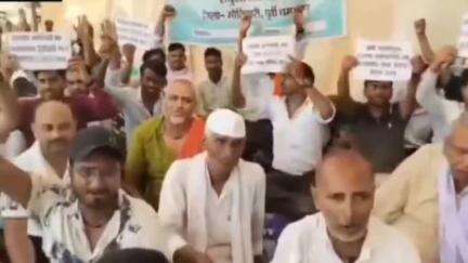 मोतिहारी: शहर के कचहरी चौक पर बिहार राज्य भूमि सुधार कर्मचारी संघ संयुक्त संघर्ष मोर्चा ने 18 सूत्री मांगों को लेकर किया प्रदर्शन