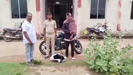 ସୁକିନ୍ଦା: କୋଳଥପଦା ଗ୍ରାମ ରାସ୍ତାରୁ ଚୋରା ଦେଶି ମହୁଲି ଜବତ ଯୁବକ ଗିରଫ