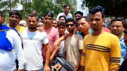 सीतापुर: असोडर ग्राम पंचायत में पिछले 15 दिन से लाइट नहीं पहुंची, गांव वालों ने पावर हाउस पर जमकर हंगामा किया