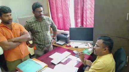 ಶಿರಸಿ: ನಗರದ ಕೊಂಡವಾಡಿ ನಿರ್ವಹಣೆಗೆ ಕ್ರಮಕೈಗೊಳ್ಳಿ ನಗರಸಭೆ ಅಧಿಕಾರಿಗಳನ್ನು ಭೇಟಿಯಾಗಿ ಆಗ್ರಹಿಸಿದ  ಹಿಂದೂಪರ ಸಂಘಟನೆ