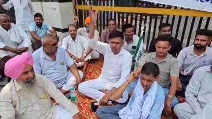 करनाल: बैंक की वादाखिलाफी से नाराज़ किसानों ने आज 1 बजे एनडीआरआई गेट पर शुरू किया अनिश्चितकालीन धरना