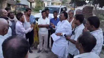 बेलसंड: बेलसंड में जनता दल यूनाइटेड के पूर्व जिलाध्यक्ष ने लोगों से मुलाकात कर उनकी समस्याएं सुनीं