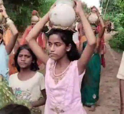 टेटिया बम्बर: भंडार सरपंच टोला में नवनिर्मित बजरंगबली मंदिर की प्राण प्रतिष्ठा से पहले 51 कन्याओं ने निकाली कलश शोभा यात्रा