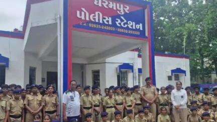 ધરમપુર: રોણવેલ આર.કે પટેલ સ્કૂલના NSSના વિદ્યાર્થીઓએ ધરમપુર પોલીસ મથકની મુલાકાત લીધી p.i નિખિલ ભોયા ઉપસ્થિત રહ્યા