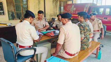 औरंगाबाद: अंचल निरीक्षक मुफस्सिल ने जम्होर थाने का किया वार्षिक निरीक्षण