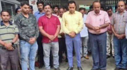 टुंडी: पूर्वी टुंडी प्रखंड कार्यालय में अनुसेवक के निधन पर शोक सभा आयोजित