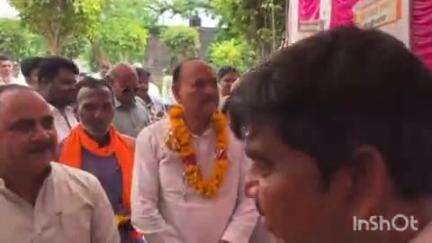 श्योपुर: नगर पालिका प्रांगण में देवी अहिल्या बाई की प्रदर्शनी, जीवन दर्शन की जानकारी दी जा रही है