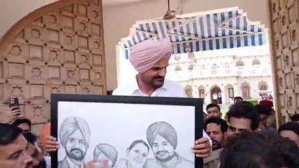 ਸਰਦੂਲਗੜ੍ਹ: ਬਰਸੀ ਸਮਾਗਮ ਤੋਂ ਬਾਅਦ ਮੂਸੇ ਵਾਲਾ ਦੇ ਪ੍ਰਸ਼ੰਸਕਾਂ ਦਾ ਹਵੇਲੀ ਪਹੁੰਚਣ ਤੇ ਮੂਸੇਵਾਲਾ ਦੇ ਪਿਤਾ ਬਲਕੌਰ ਸਿੰਘ ਨੇ ਕੀਤਾ ਧੰਨਵਾਦ