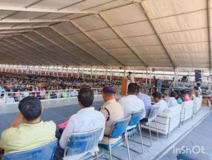 बिक्रमगंज: प्रधानमंत्री के कार्यक्रम को लेकर डीएम और एसपी ने कार्यक्रम स्थल पर अधिकारियों की बैठक की