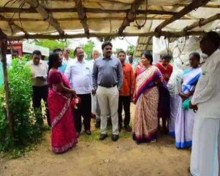 ఆత్మకూరు: దమ్మనవారి పాలెంలో డంపింగ్ యార్డ్ లో చెత్తను సరిగా డంప్ చేయకపోవడంతో సిబ్బందిపై ఆగ్రహం వ్యక్తం చేసిన కలెక్టర్ వెంకట మురళి