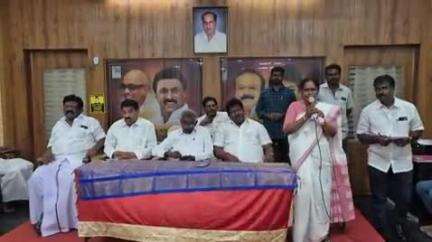 கடலூர்: பாரதி சாலையில்  திமுக அலுவலகத்தில் மாநகர திமுக செயற்குழு கூட்டம் நடைபெற்றது, எம்எல்ஏ மேயர் பங்கேற்பு