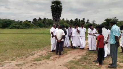 காரியமங்கலம்: கரகப்பட்டி கிராமத்தில் திறந்த வெளி கிணறு அமைக்க தர்மபுரி MP ஆய்வு