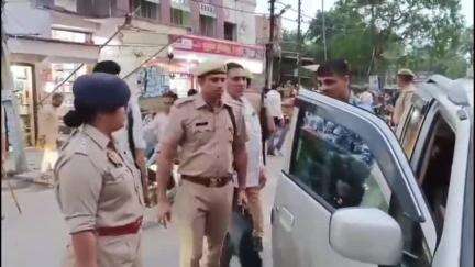 बुलंदशहर: गुलावठी में शहीद स्मारक पर क्षेत्राधिकारी ने संदिग्ध वाहनों और व्यक्तियों की चेकिंग की, काली फिल्म शीशे हटाई