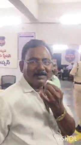 మట్టిగూడ పోలీస్ స్టేషన్ ముందు ఆందోళనకుదిగినబాధితునిబంధువులు పోలీస్ స్టేషన్లో ఫిర్యాదుచేసినకేసునమోదు చేయడం లేదని ఆందోళన