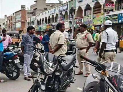 ఆత్మకూరు: బాపట్ల పట్టణంలో వాహనాలు తనిఖీ చేపట్టి సరైన పత్రాలు లేని వాహనాలకు జరిమానం విధించిన ఎస్సై విజయ్ కుమార్