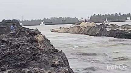 അമ്പലപ്പുഴ: തോട്ടപ്പള്ളി സ്പിൽവെ പൊഴി മുറിച്ചു, കടലിലേക്ക് നീരൊഴുക്ക് ആരംഭിച്ചു