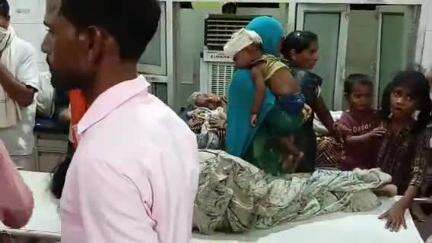 सीतापुर: मनवा चौकी के पास सड़क पर संतुलन बिगड़ने से तेज रफ्तार ऑटो पलटा, 5 बच्चों सहित कई लोग हुए घायल