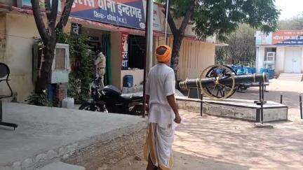 इंदरगढ़: ग्राम रोनी: दबंगों द्वारा नाला बंद करने से मंदिर में भरा पानी, ग्रामीणों ने थाना प्रभारी से की शिकायत
