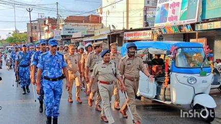 फरेंदा: आगामी त्यौहारों को लेकर फरेन्दा में सीओ ने RAF के साथ किया फ्लैग मार्च, लोगों से शांति बनाए रखने की अपील की