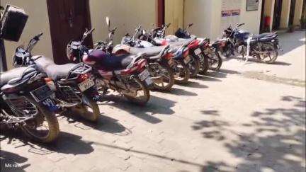 बेल्थरा रोड: नगरा थाने में 21 लावारिस वाहनों की करीब ₹1.25 लाख में हुई नीलामी, एसडीएम और सीओ रहे मौजूद
