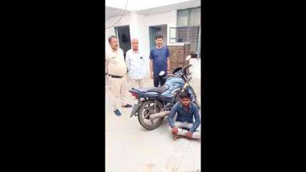 महाराजपुर: गढ़ीमलहरा क्षेत्र में ज्वेलरी शॉप में चोरी करने के मामले में पुलिस ने आरोपी को किया गिरफ्तार, बाइक व चोरी का सामान बरामद