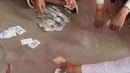 बनखेड़ी: पुलिस ने मंडी गेट से 6 जुआरियों को ₹1100 और ताश के पत्तों के साथ किया गिरफ्तार
