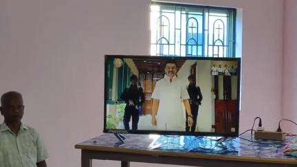 காளையார்கோவில்: 'உழவரைத் தேடி வேளாண்மை - உழவர் நலத்துறை' திட்டம் குருந்தனிவாரியேந்தல் கிராமத்தில் கானொலி காட்சி வாயிலாக தொடக்கம்